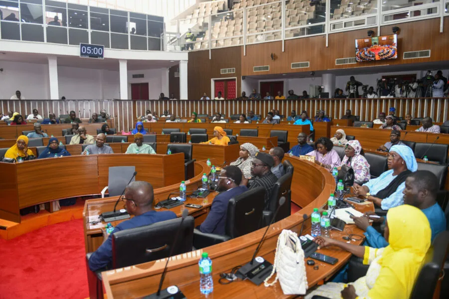 tous les projets de résolution déposés individuellement rejetés par le bureau