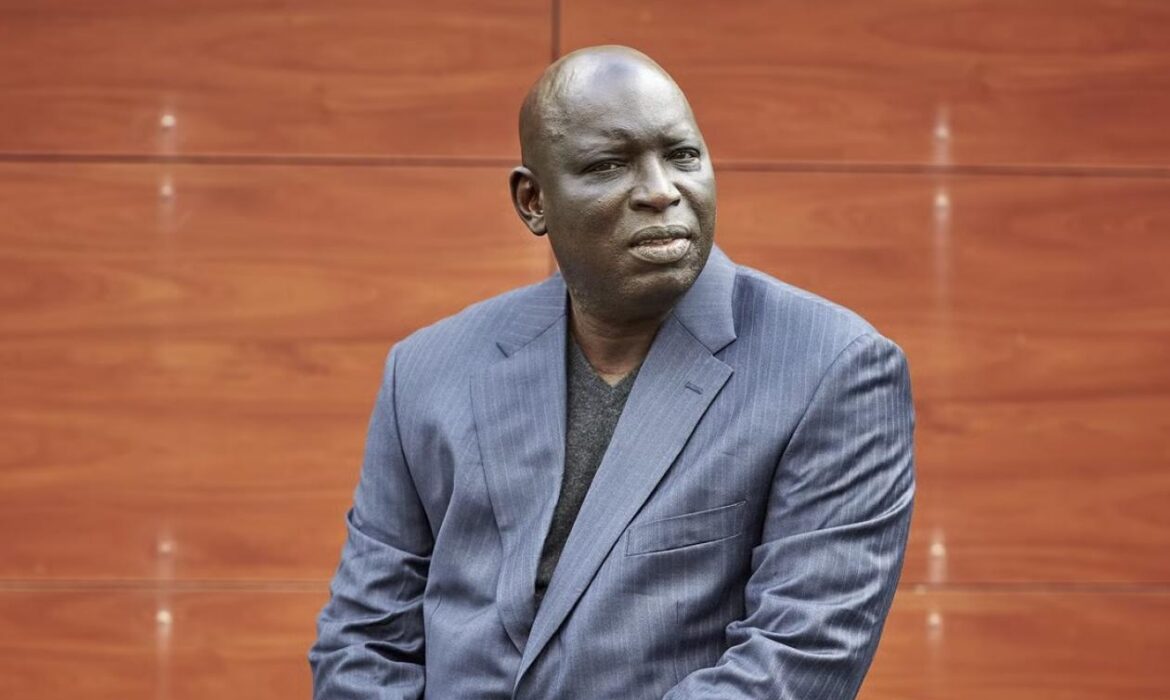 l’immeuble de 16 étages en finition, la Mercedes conduite par son épouse…