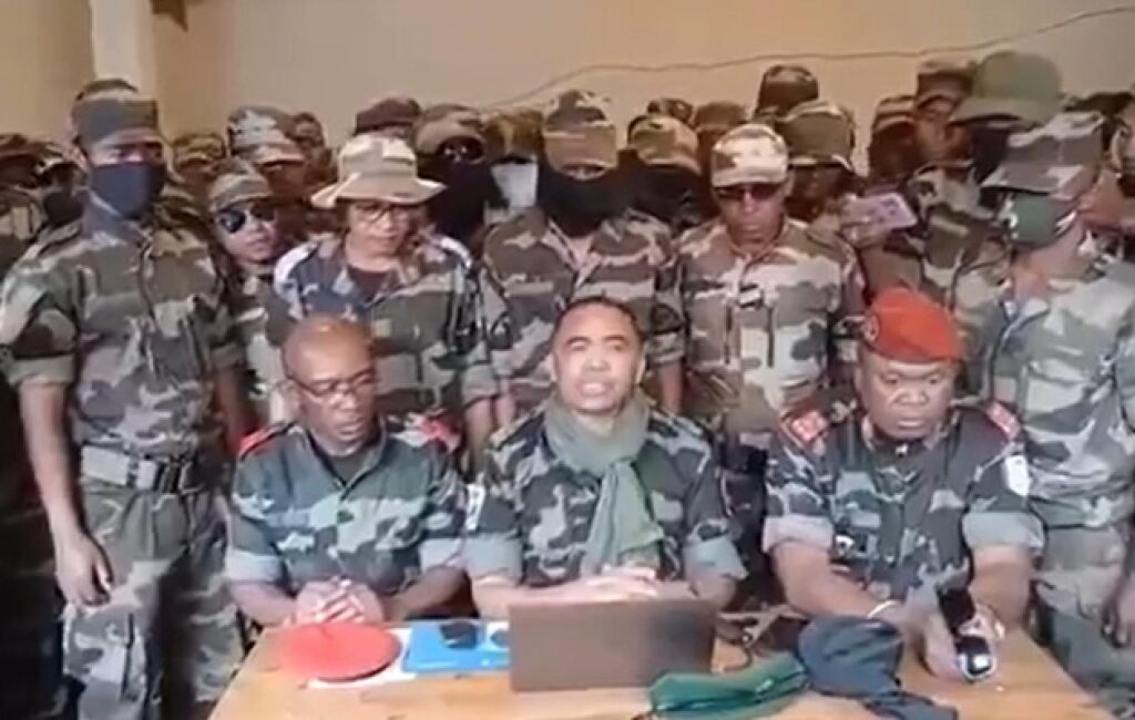 une unité militaire déclare avoir pris le contrôle des forces armées