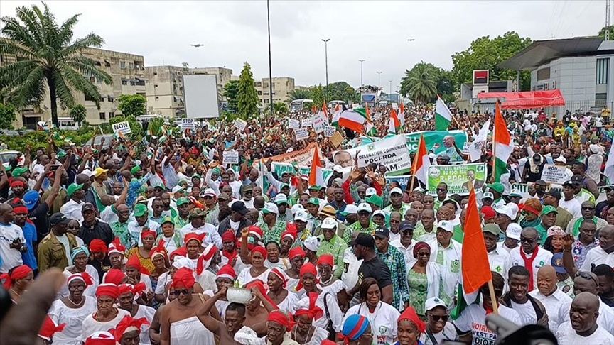 le gouvernement interdit les manifestations politiques pour deux mois