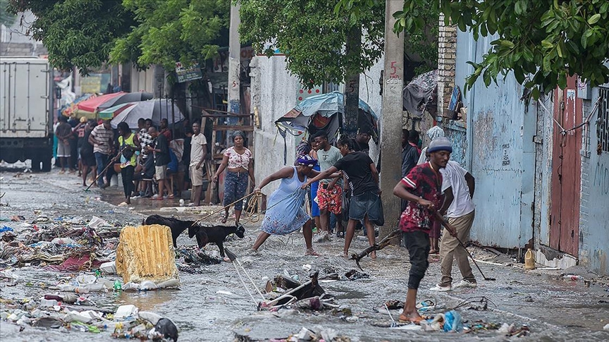 La France réaffirme sa « pleine solidarité » et envoie 40 tonnes d’aide humanitaire