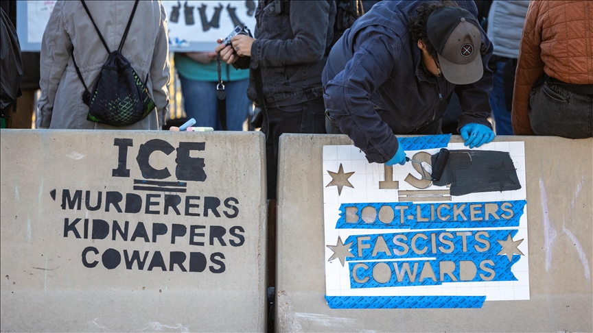 Un centre de la police de l’immigration devant la justice