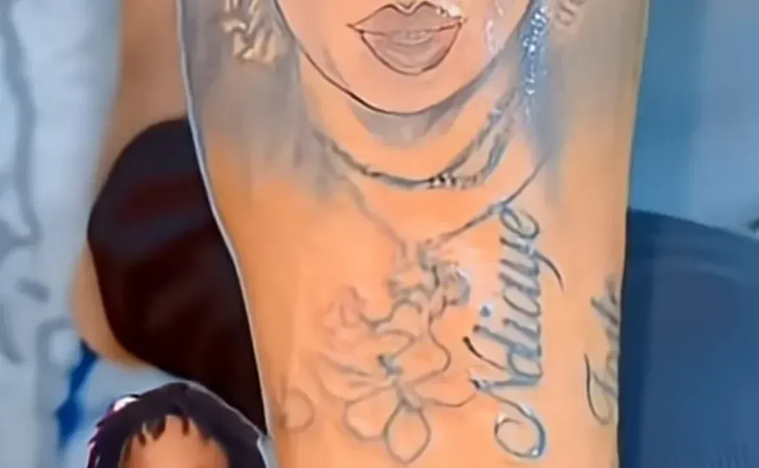 Fou se tatoue le visage de Mame Ndiaye Savon sur le bras (vidéo)