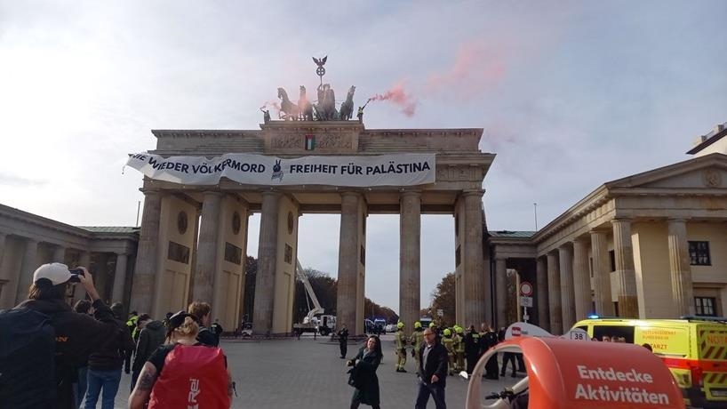 Des activistes pro-palestiniens déploient une banderole « Liberté pour la Palestine » sur la Porte de Brandebourg