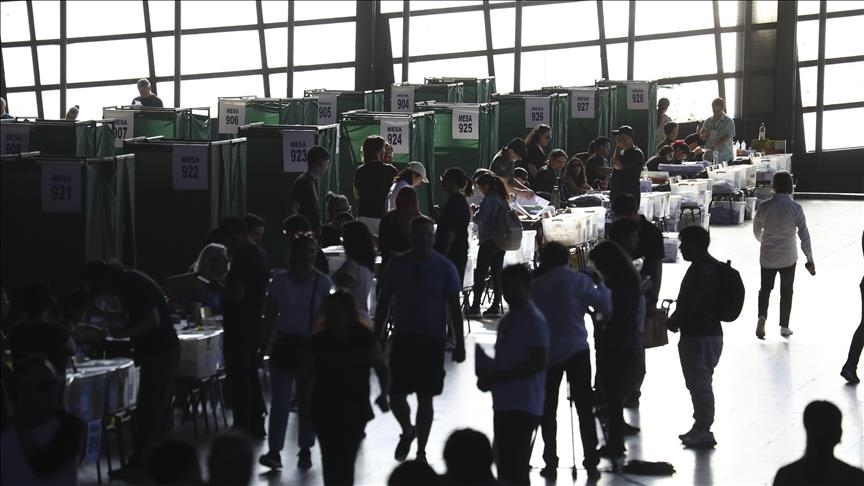 Entre « poigne ferme » et continuité sociale, les électeurs face à un choix crucial