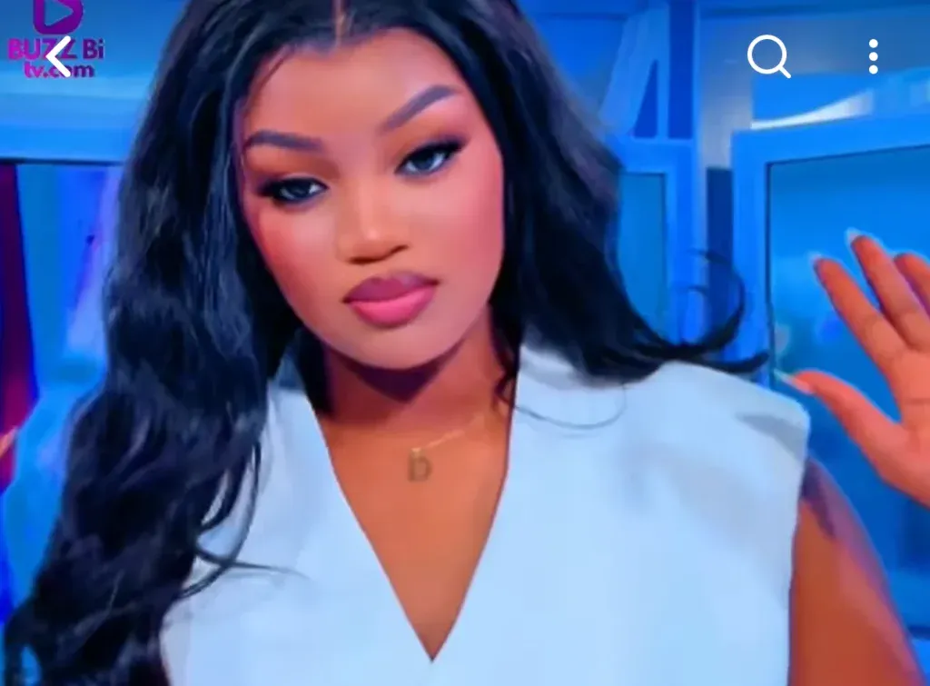 En total look blanc, Jarrah S’en P’tit Galé séduit la toile sur son hit « Mbecté » (Vidéo)