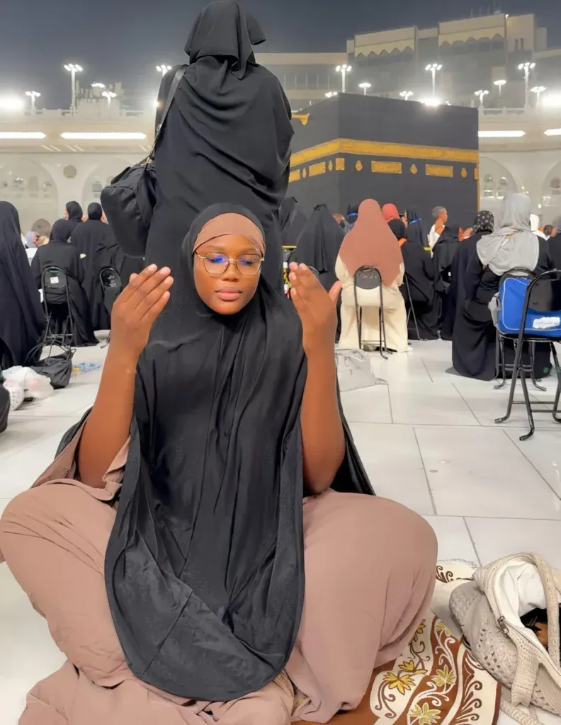 L’influenceuse Adja Everywhere en recueillement devant la Kaaba pour sa Oumra (Photos)