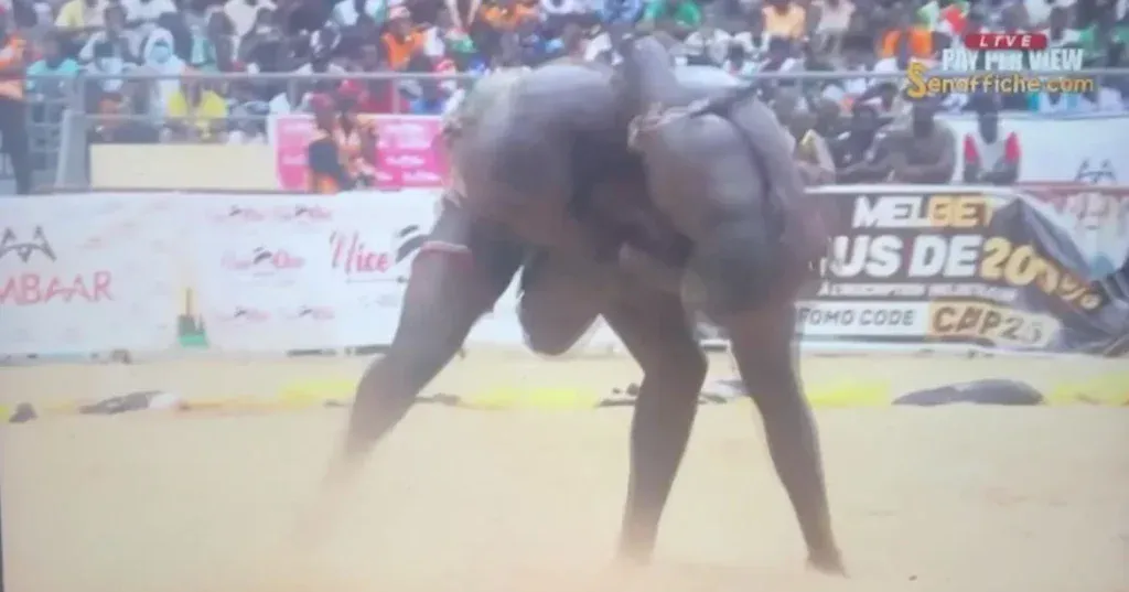 Thieuz domine Mor Déranger avec une chute spectaculaire à l’Arène Nationale (Vidéo)