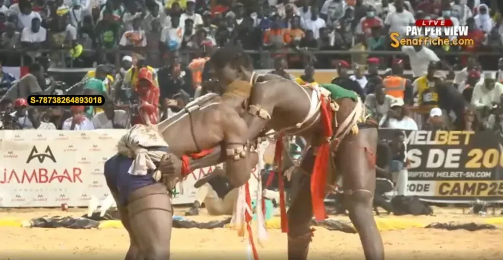 Prince s’impose face à Mor Kang Kang sur une belle chute à l’Arène Nationale (Vidéo)
