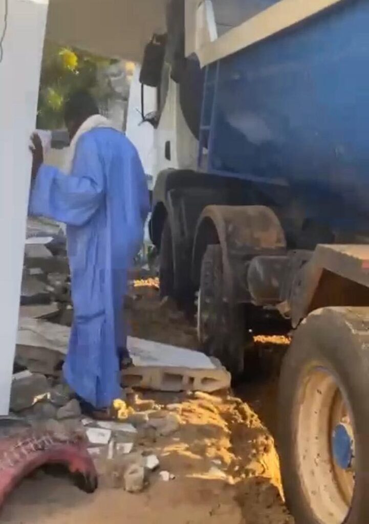un camion quitte la route et fonce dans une maison…