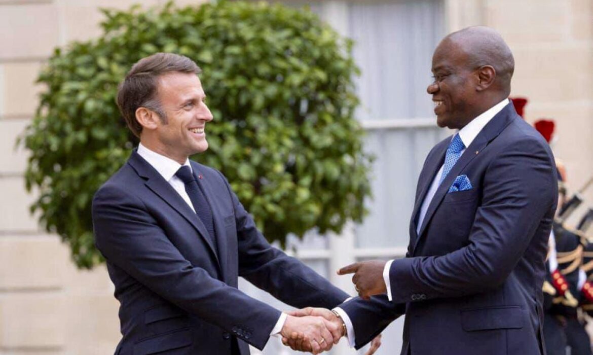 Le président Oligui Nguéma vilipende Ali Bongo et sa famille devant Emmanuel Macron