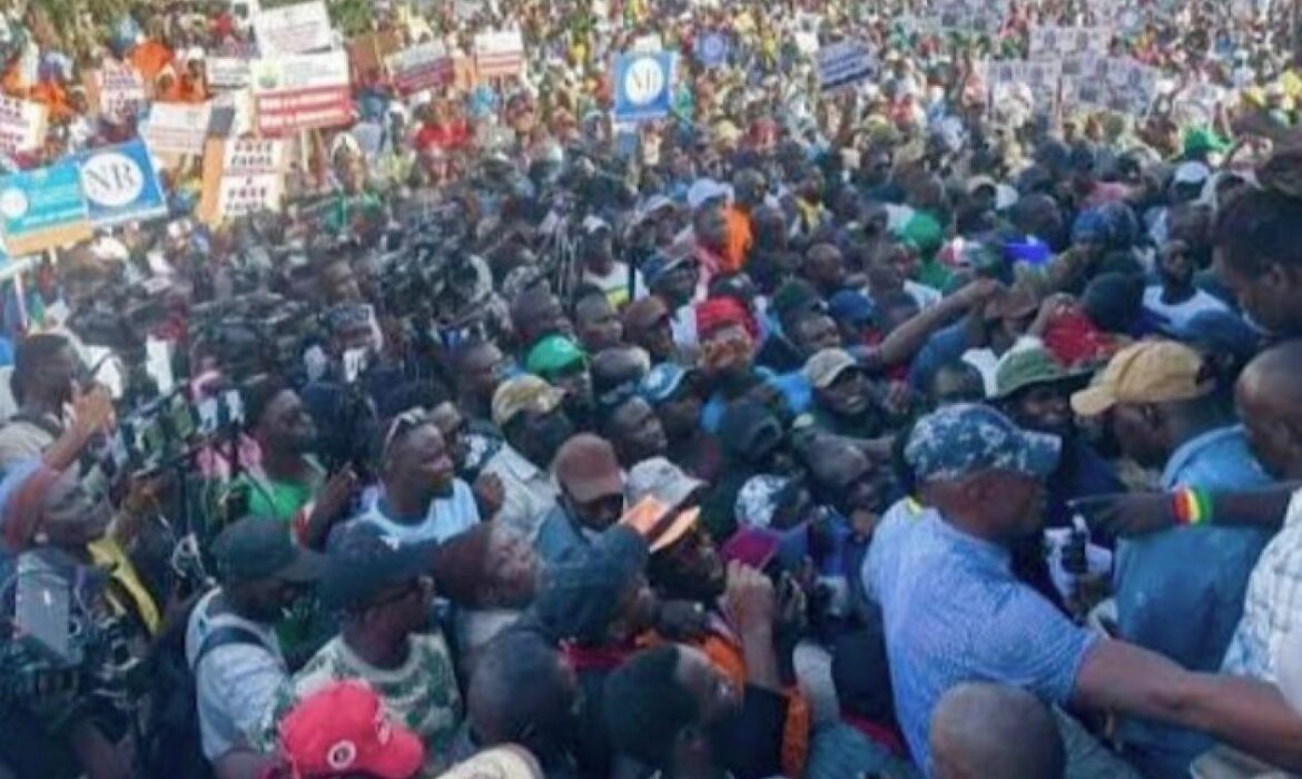 Le collectif déchire l&rsquo;interdiction du Préfet et maintient sa manifestation sur le lieu