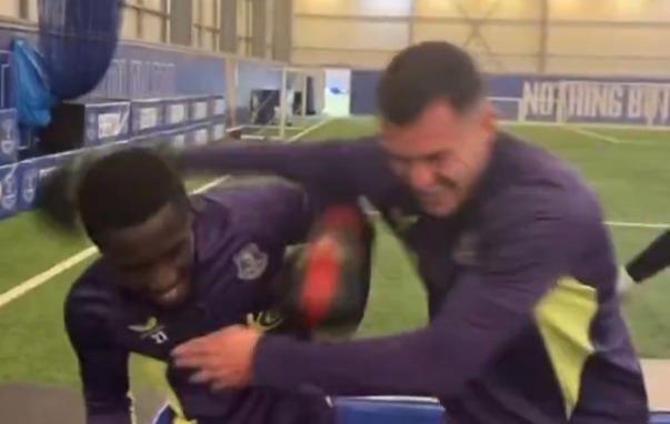 Gana Gueye et Michael Keane, un combat de boxe amical pour faire la paix (vidéo)