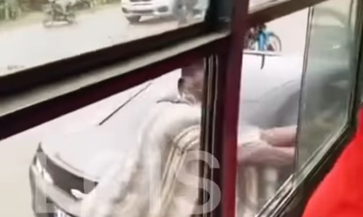 Grosse altercation entre le lutteur Siteu et un chauffeur de Tata sur la voie publique (Vidéo)