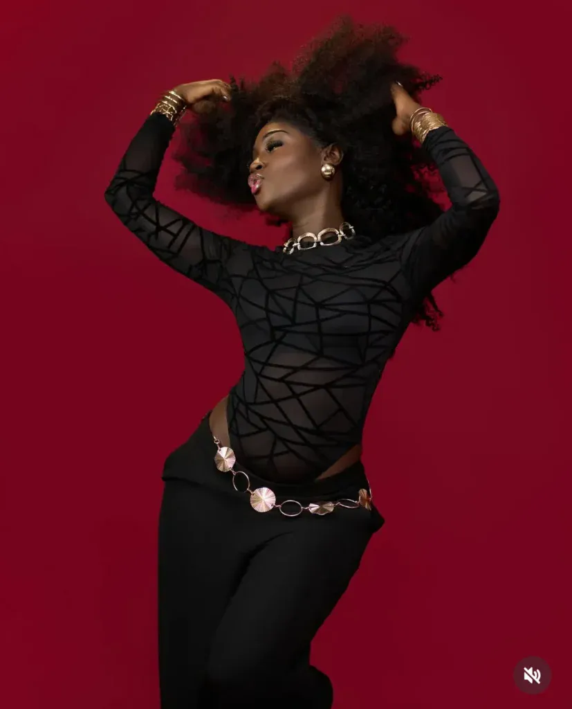 La chanteuse Ndakhté Lo dévoile un look glamour dans une séance photo audacieuse (Photos)