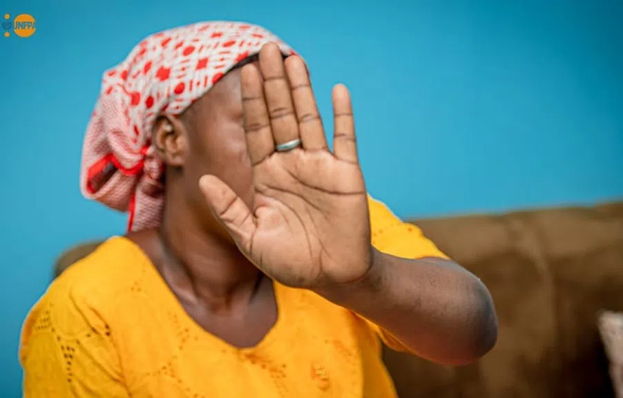 Une violente bagarre pour un étendoir à linge traîne deux coépouses devant la barre