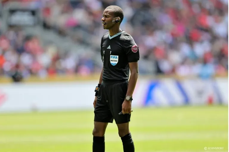 L’arbitre sénégalais Issa Sy au sifflet pour le duel Égypte–Zimbabwe