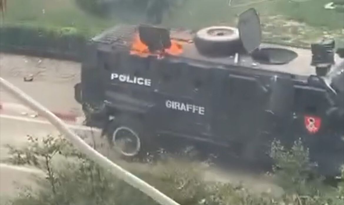 Une voiture blindée de la police touchée, elle a pris feu (Vidéo)