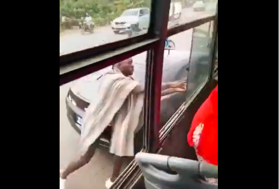 le lutteur Siteu attaque un chauffeur de TATA en pleine circulation(vidéo)