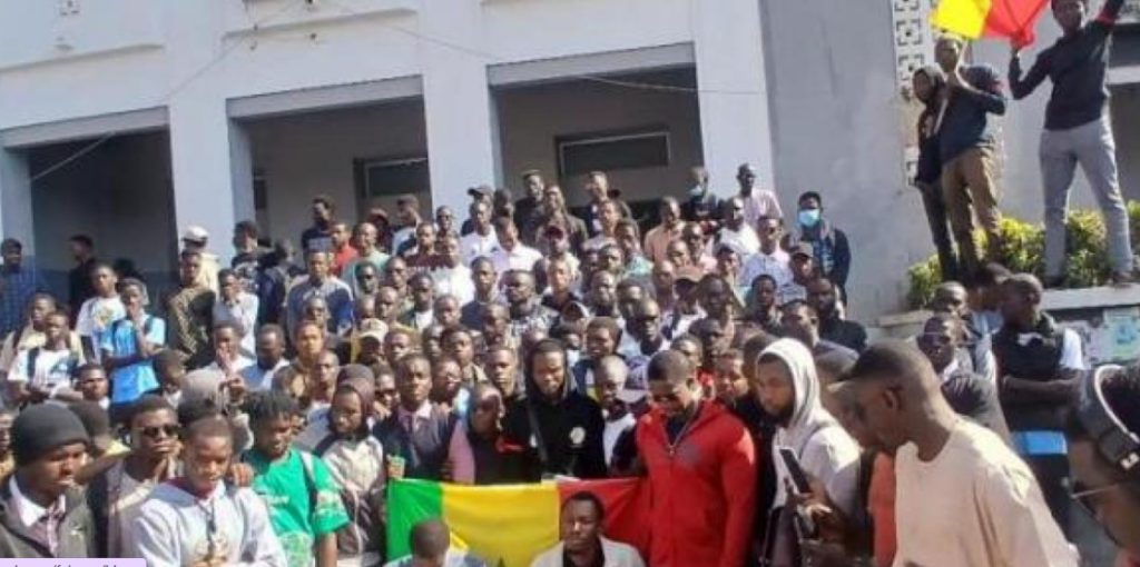 Les étudiants suspendent la grève mais maintiennent la pression avec une marche vers le Palais