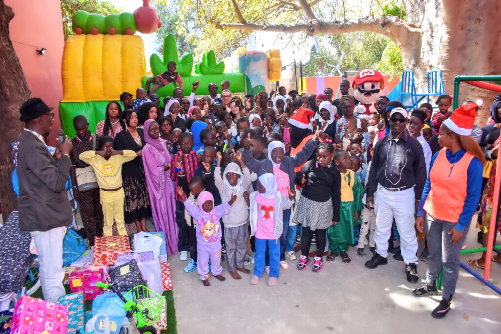 l’arbre de Noël de Dakarnave fait briller les yeux des enfants …