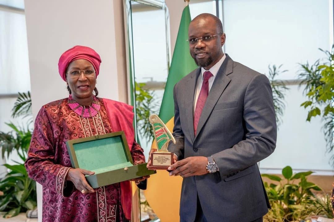 Ousmane Sonko reçoit un prix d’honneur de la CNDH pour sa contribution aux droits de l’Homme (Photos)