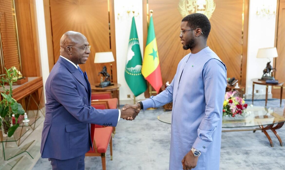 Le PR Diomaye reçoit un envoyé spécial de João Lourenço, Président en exercice de l’UA