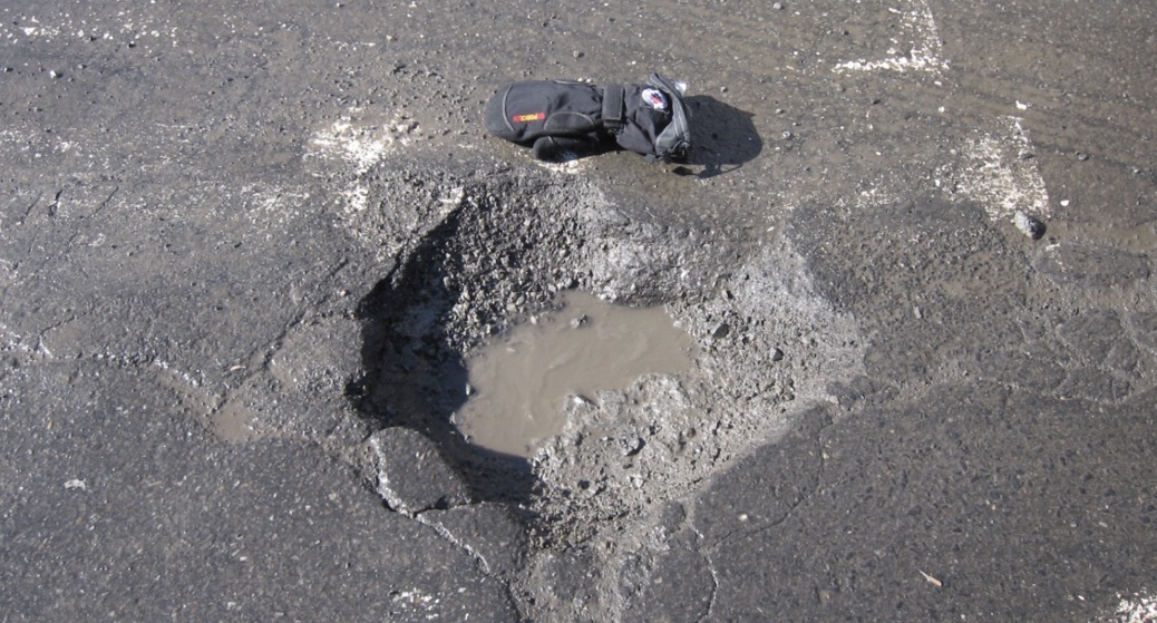 Petit nid-de-poule deviendra grand… ou l’art d’entretenir la ville avant qu’elle ne s’effondre (Par Oumar Ba)