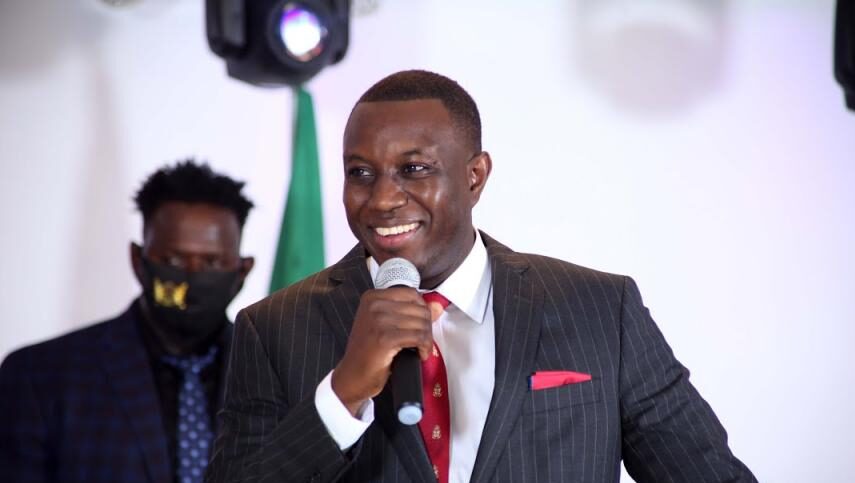 l’homme d’affaires recouvre la liberté