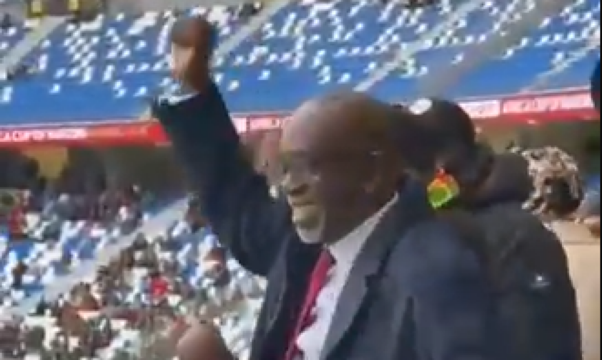 La can des autorités dans les gradins du stade de Tanger