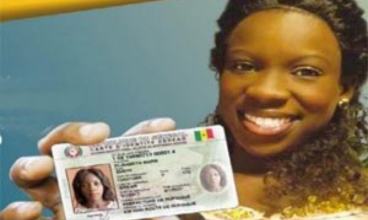 Les femmes voilées peuvent s&rsquo;enrôler sans se décoiffer, selon le ministre de l&rsquo;Intérieur