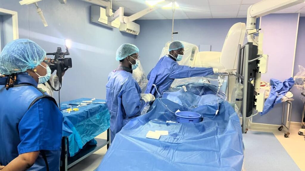 Le Sénégal réalise ses premières implantations de valves aortiques TAVI en Afrique de l’Ouest