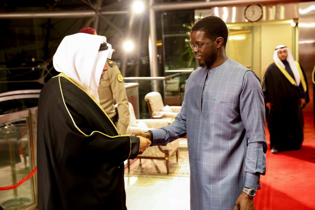 les images de l’arrivée du Président Diomaye, accueilli par le Prince héritier Cheikh Sabah Khaled