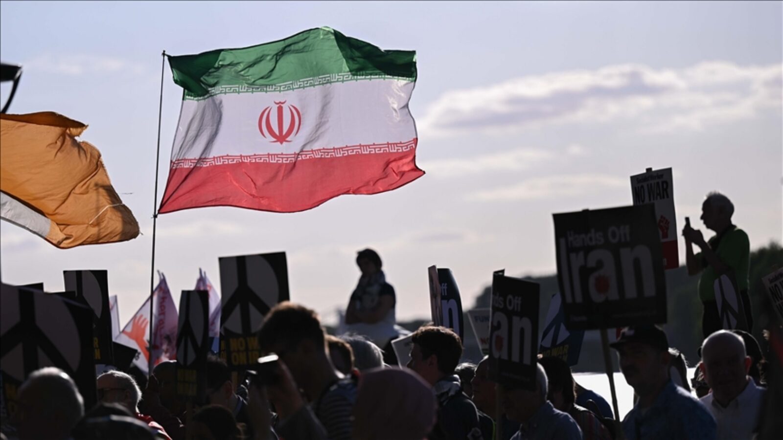 Face à la crise, le pouvoir judiciaire promet « aucune clémence » contre les « émeutiers »