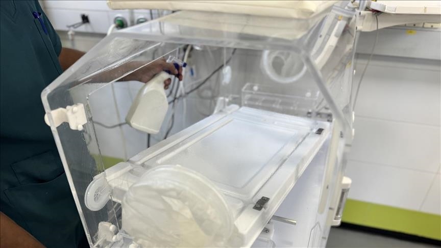 Le premier bébé de 2026 cible d’une vague de racisme sur les réseaux sociaux