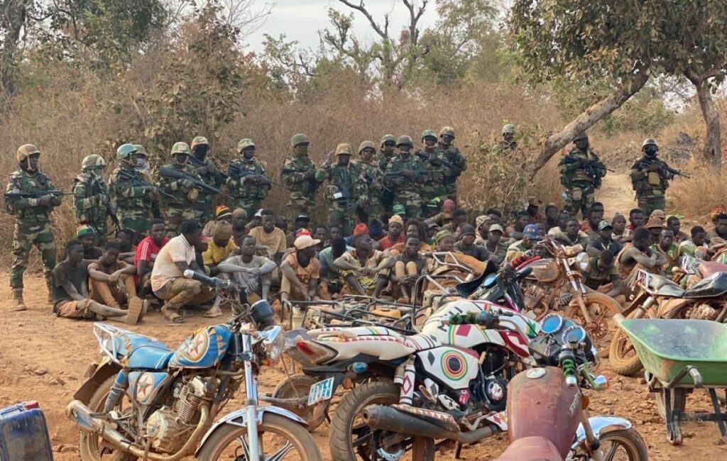 L’armée démantèle un site clandestin et interpelle une soixantaine d’individus