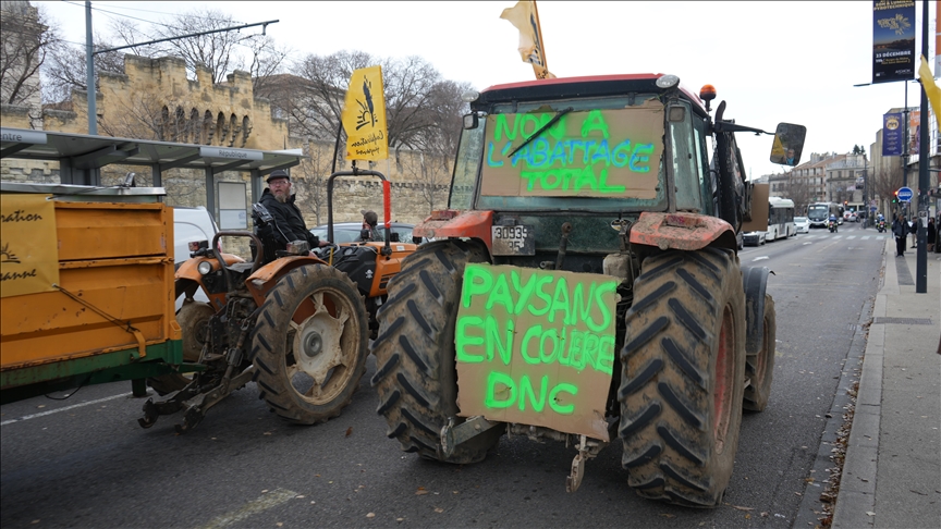 Des agriculteurs installent un barrage filtrant au port du Havre pour contrer l’accord UE-Mercosur
