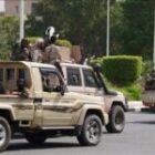 Le président al-Alimi prône le contrôle étatique des armes et salue la dissolution du CTS