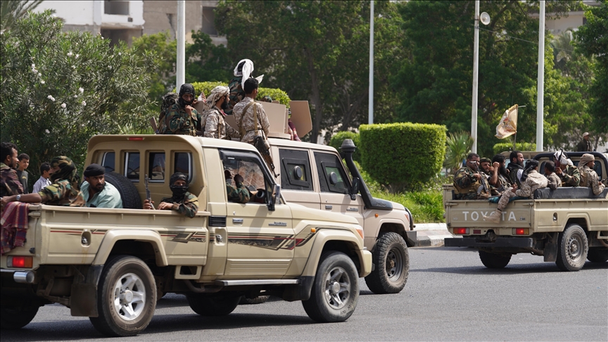 Le président al-Alimi prône le contrôle étatique des armes et salue la dissolution du CTS