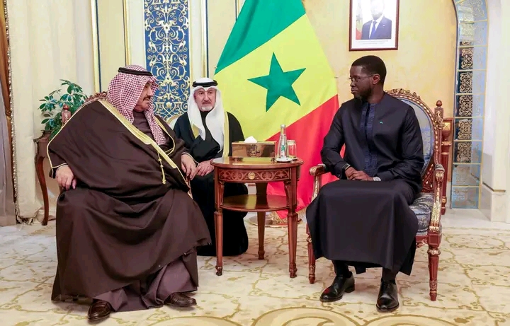 Diomaye Faye reçoit Son Altesse Cheikh Nasser Al-Mohammad Al Ahmad Al-Sabah, ancien Premier ministre du Koweït