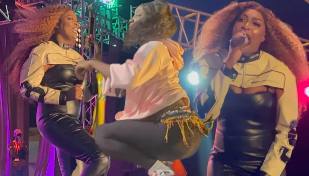 Titi enflamme la Place de la Nation pour fêter la qualification (Vidéo)