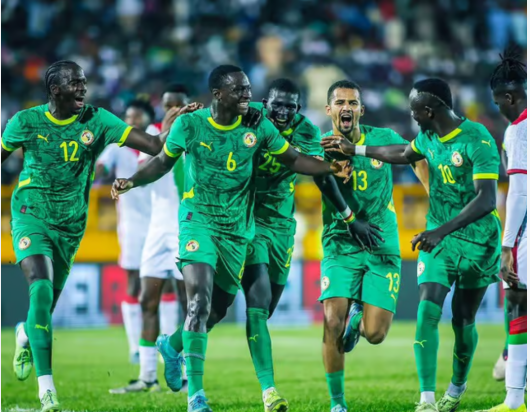 chaos après un but refusé au Sénégal et une pénalité pour le Maroc