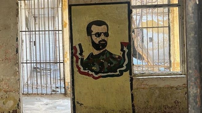 Poursuivi pour crimes de guerre en Europe, l’ancien pilier du régime syrien qui vient de s’éteindre aux Émirats