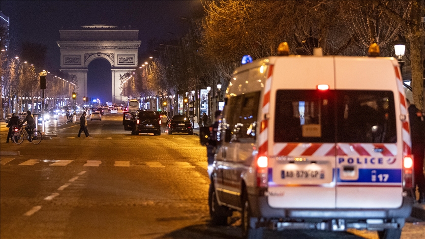 après l’assassinat d’une jeune femme en pleine rue à Nice, la piste précise évoquée par une source policière pour qualifier le drame