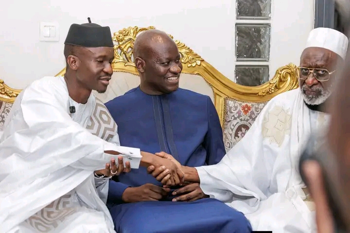 Visite de courtoisie du Ministre de l’Intérieur chez le Khalif de la Famille Omarienne