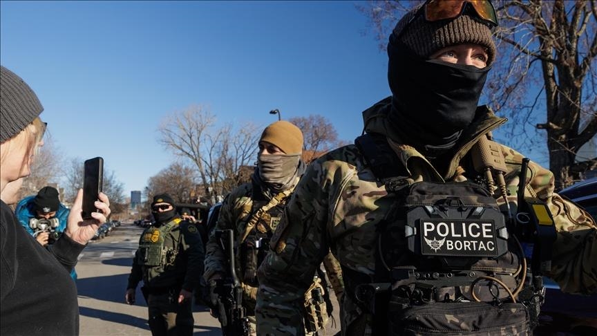 La manœuvre de transfert exécutée par les agents fédéraux au mépris de l’ordonnance de libération d’une enfant de deux ans