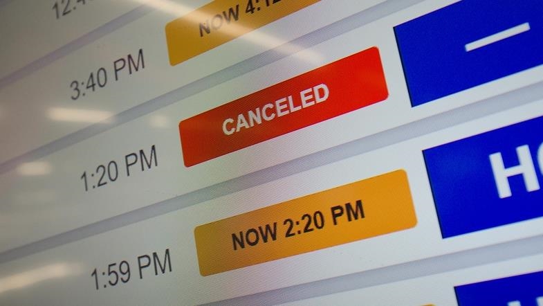 Après l’alerte présidentielle sur la vague de froid, le trafic aérien américain dévoile l’ampleur réelle des blocages