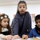 Si l’expérience de l’uniforme à Reims a convaincu les parents, la réalité du budget 2026 impose un arrêt brutal du dispositif