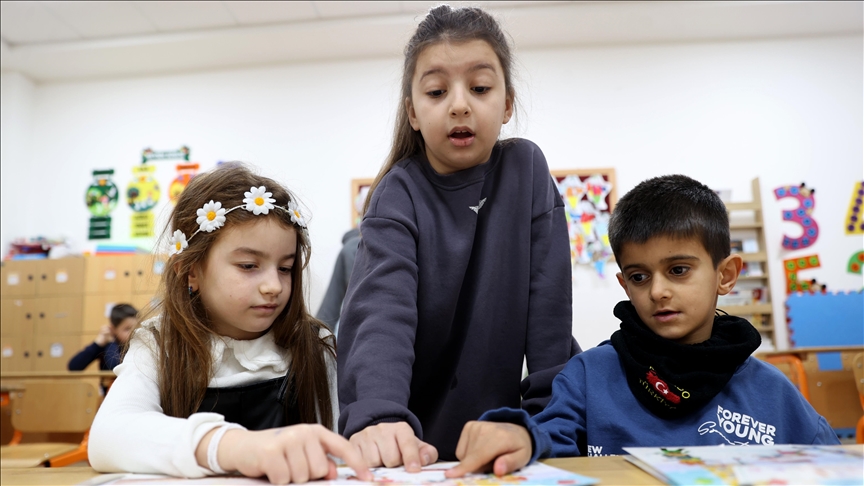 Si l’expérience de l’uniforme à Reims a convaincu les parents, la réalité du budget 2026 impose un arrêt brutal du dispositif