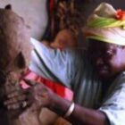 Depuis Bignona jusqu’au Centre Pompidou, la figure emblématique de la sculpture qui vient de poser ses outils à 81 ans